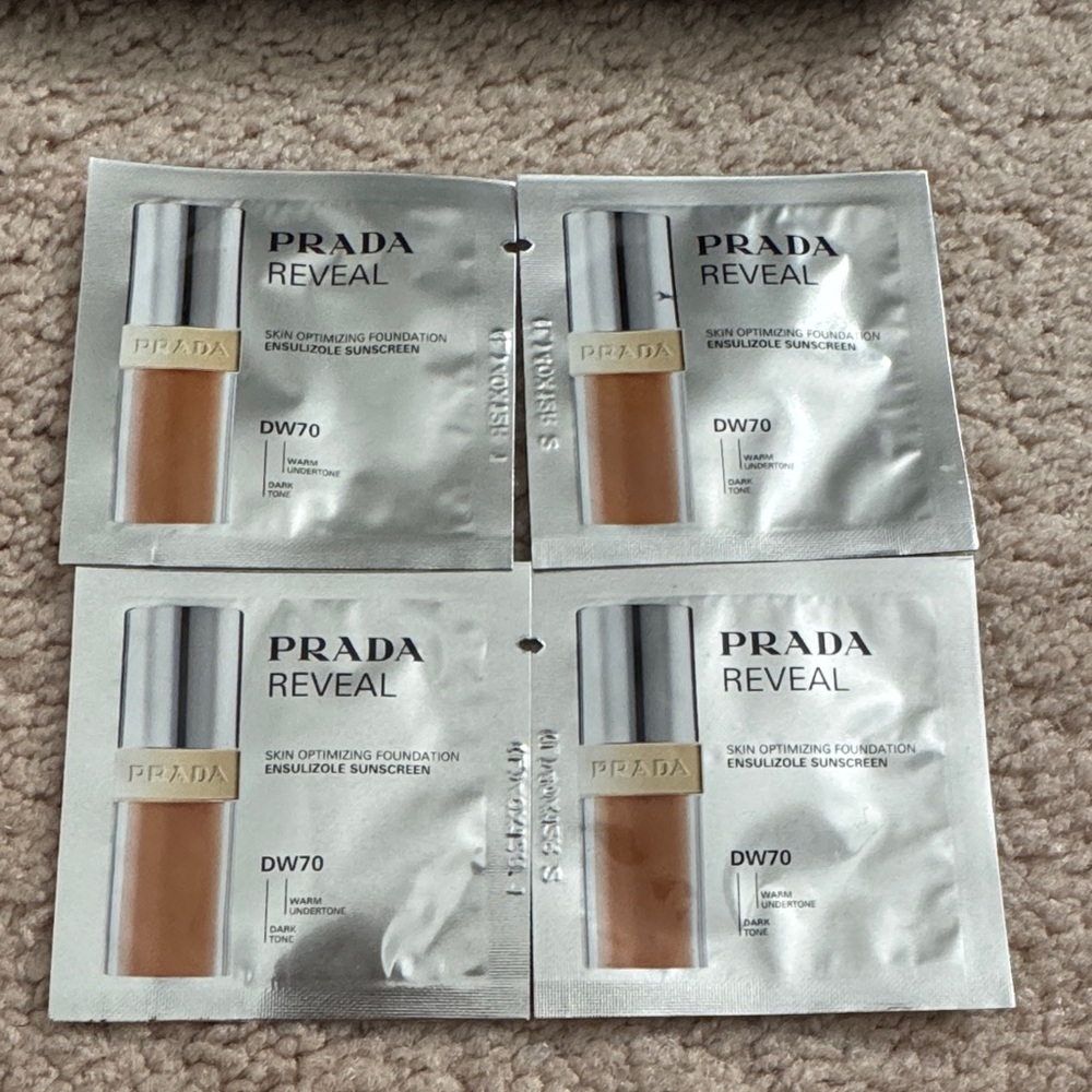 Prada Reveal Skin Optimizing Foundation - DW70